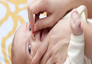 چگونه گرفتگی بینی نوزاد را برطرف کنیم؟