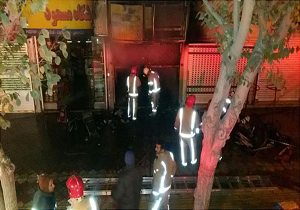 مهار آتش سوزی فروشگاه پوشاک در دولت آباد/ 18 نفر نجات یافتند