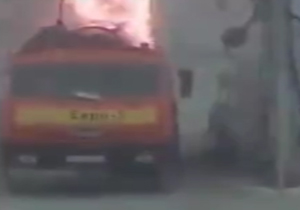 سوختن یک کارگر در آتش پس از انفجار کامیون + فیلم