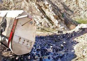 واژگونی تریلر حا مل مواد سو ختی ، و آلودگی رودخانه کشکان