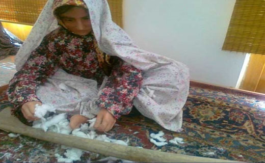 زنان موسپید پای دار قالی در خانه‌ای قدیمی + تصاویر