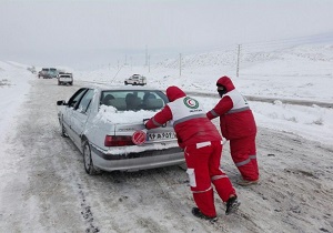 امدادرسانی هلال احمر به مسافران گرفتارشده در برف