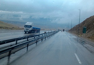 لغزندگی محورهای استان سمنان به خاطر بارش باران
