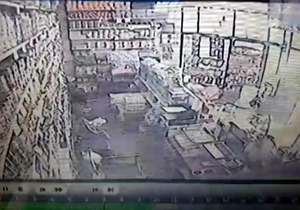 فیلم دوربین مداربسته یک سوپرمارکت از زلزله مشهد