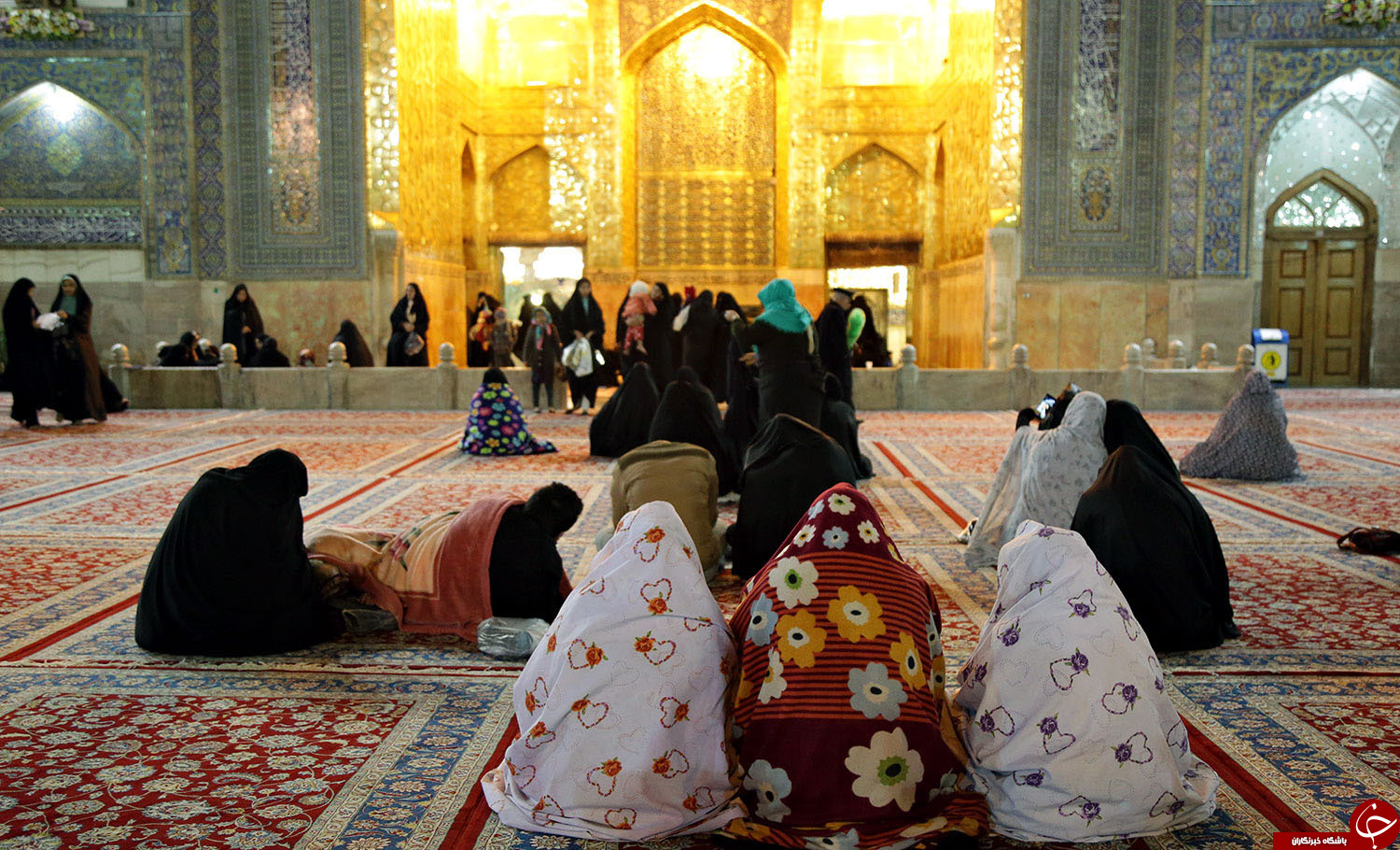 پذیرایی آستان قدس رضوی از مردم در شب ناآرام مشهد+تصاویر