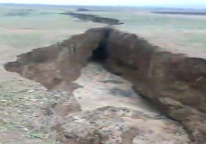 شکاف عظیم در بیابان‌های فریمان بر اثر زلزله ۶.۱ ریشتری + فیلم