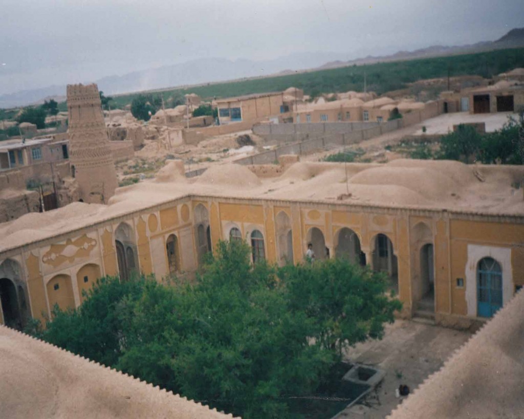 قلعه و چهار برج شاهرخ خان یکی از بناهای زیبا در زرند