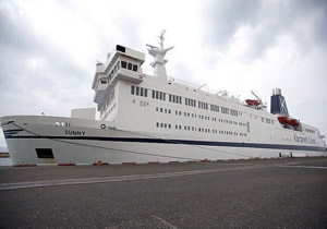 پهلوگیری نخستین کشتی اقیانوس پیمای کروز در قشم