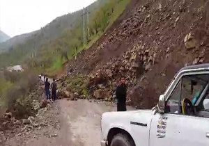 ریزش کوه، جاده روستایی کلاشی را مسدود کرد + فیلم