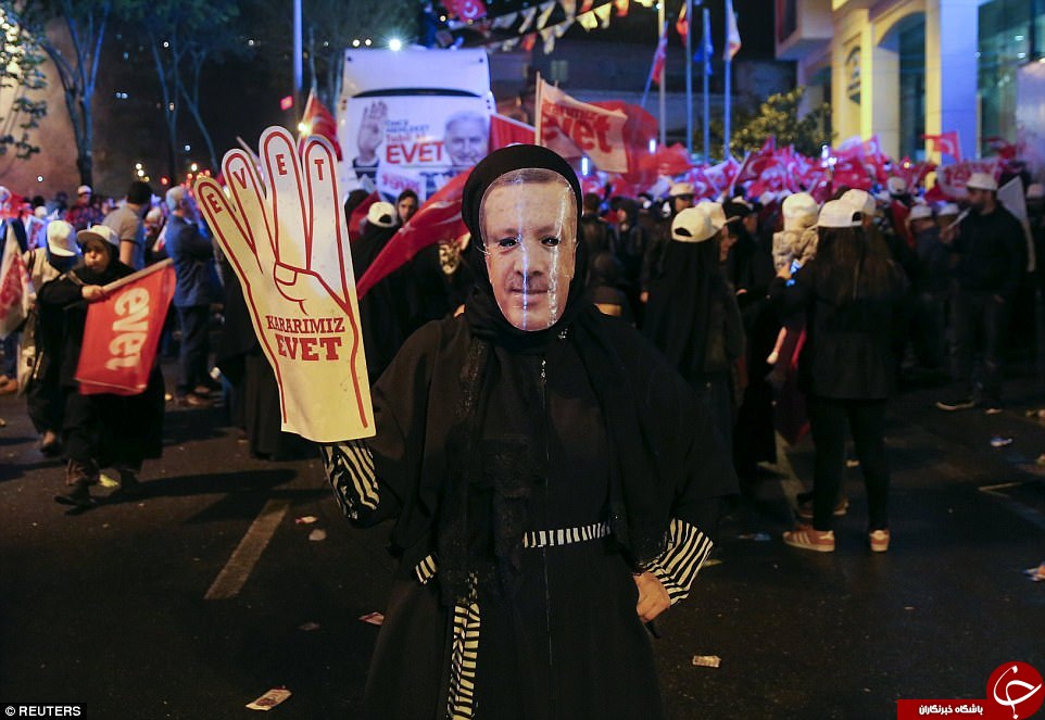 تصاویری از اعتراض مخالفان تغییر قانون اساسی ترکیه