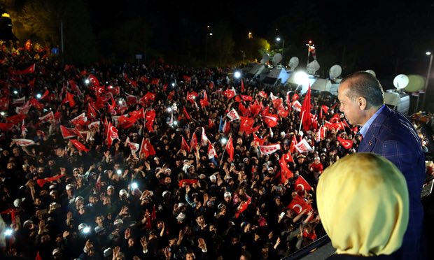 گاردین: پیروزی ضعیف اردوغان در همه‌پرسی اختلافات را در ترکیه بیشتر می‌کند/ اعضای حزب حاک هم خیلی احساس شادی نمی‌کنند