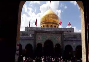 شور و اشتیاق اقامه نماز ظهر در مرقد مطهر حضرت زینب (س) + فیلم