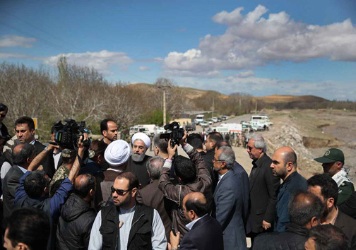 دولت با همه توان برای کمک به آسیب دیدگان سیل تلاش می کند/بازدید رئیس جمهور از منطقه سیل زده غله زار آذرشهر+ تصاویر