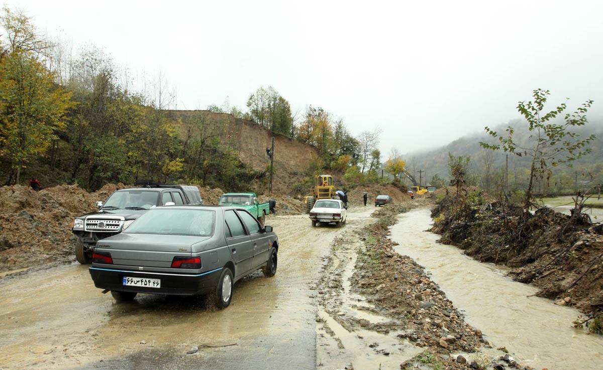 باران جاده های روستایی اندیمشک را بست