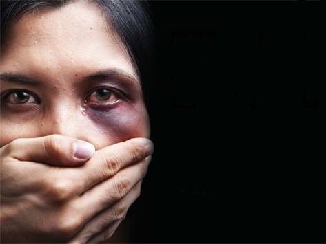 زنان مهاجر قربانی خشونت در آمریکا از شکایت صرف‌نظر می‌کنند