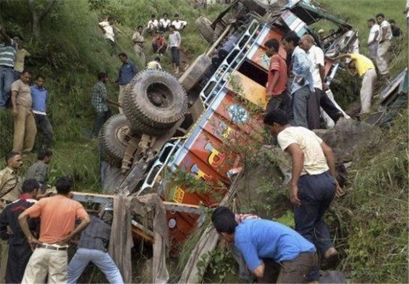 53 کشته و زخمی براثر واژگونی یک دستگاه کامیون در هند