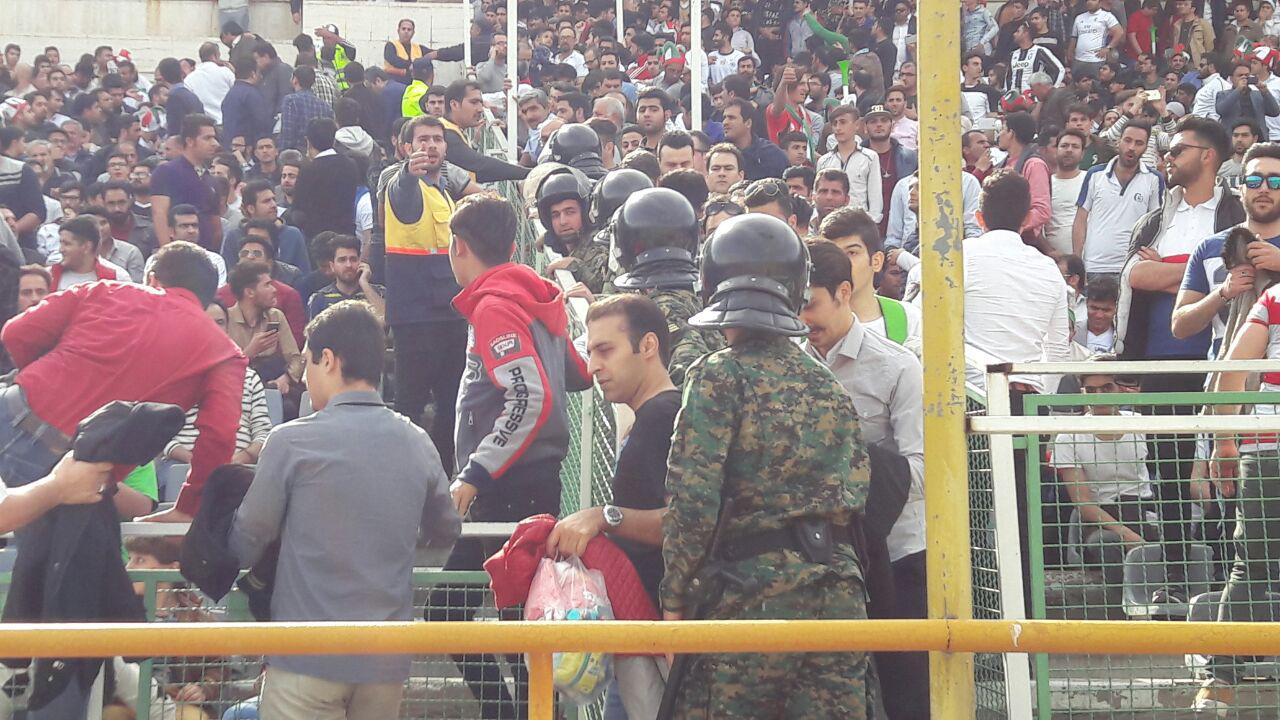 ظرفیت ورزشگاه آزادی تکمیل شد/ چاقوکشی اولین حاشیه تلخ دیدار ایران/ هجوم هواداران ایرانی به دیوارهای استادیوم+ تصاویر