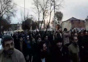 راهپیمایی مردم کرمانشاه در اعتراض به هتک حرمت حسینیه بیت‌العباس (ع) + فیلم