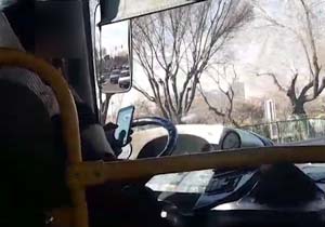 راننده اتوبوسی که غرق در فضای مجازی است + فیلم