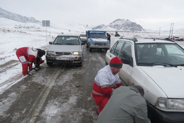 امداد رسانی به 51 خودروی گرفتار برف در زنجان