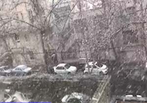 چشم پایتخت‌نشینان به بارش برف روشن شد + فیلم
