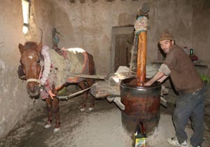 کارگاه روغن گیری سنتی کنجد جرگلان در آستانه ثبت ملی