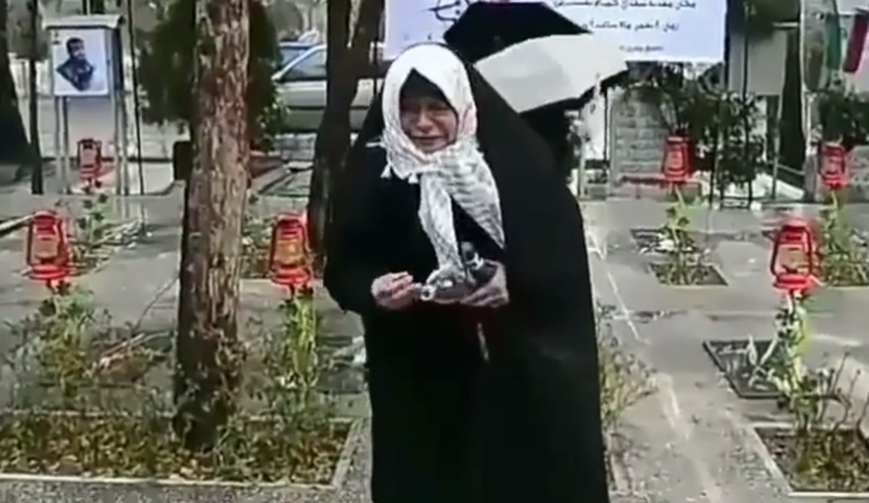 درد و دل‌ یک مادر شهید در گلزار شهدای گمنام +فیلم
