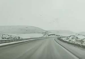 بارش برف اتوبان ساوه - تهران را سفیدپوش کرد + فیلم
