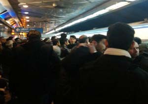 توقف قطار و سرگردانی مسافران در ایستگاه شهید بهشتی + فیلم