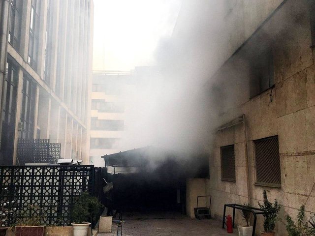 آتش همچنان در طبقه منفی 4 ساختمان وزارت نیرو شعله‌ور است