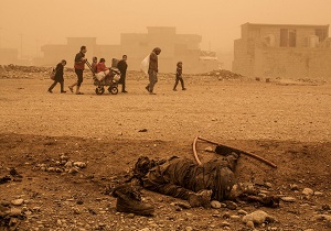 تنفس با بوی تعفن اجساد داعشی‌ در موصل+تصاویر