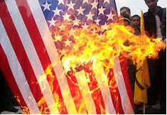به آتش کشیدن پرچم آمریکا و اسرائیل از سوی راهپیمایان ایلامی