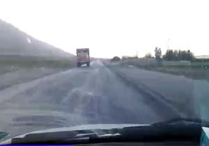 شهروند خبرنگار: حادثه در کمین راننده‌ها در جاده فیروزآباد - قیروکارزین + فیلم