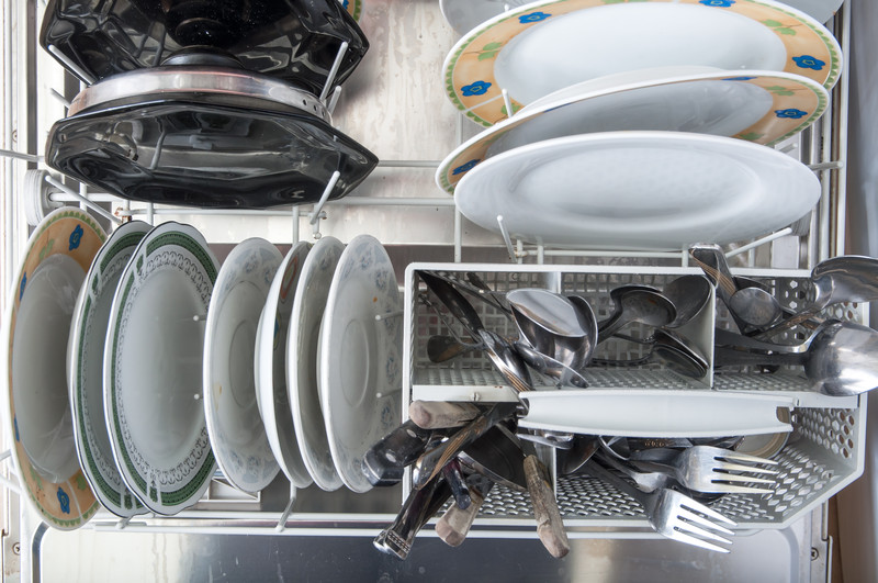 ظروفی که نباید داخل ماشین ظرفشویی شسته شوند!