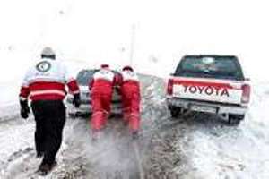 امداد رسانی به ۷۰۰ مسافر گرفتار در برف و سرما در جاده‌های گیلان