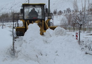بارش برف راه ارتباطی 27 روستای کنگاور را مسدود کرد