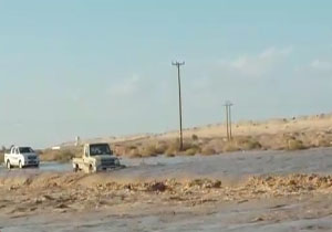 لحظه تلخ غرق شدن خودرو در سیلاب ایرانشهر + فیلم