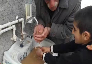 آب شرب گِل‌آلود در روستای زلزله‌زده «سرآواره نجفی» + فیلم