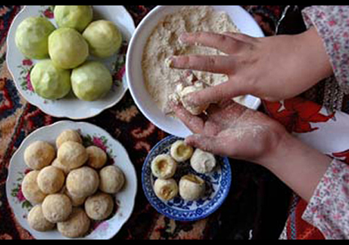قمصر نگینی سرخ از گل محمدی کاشان پایتخت گل و گلاب ایران