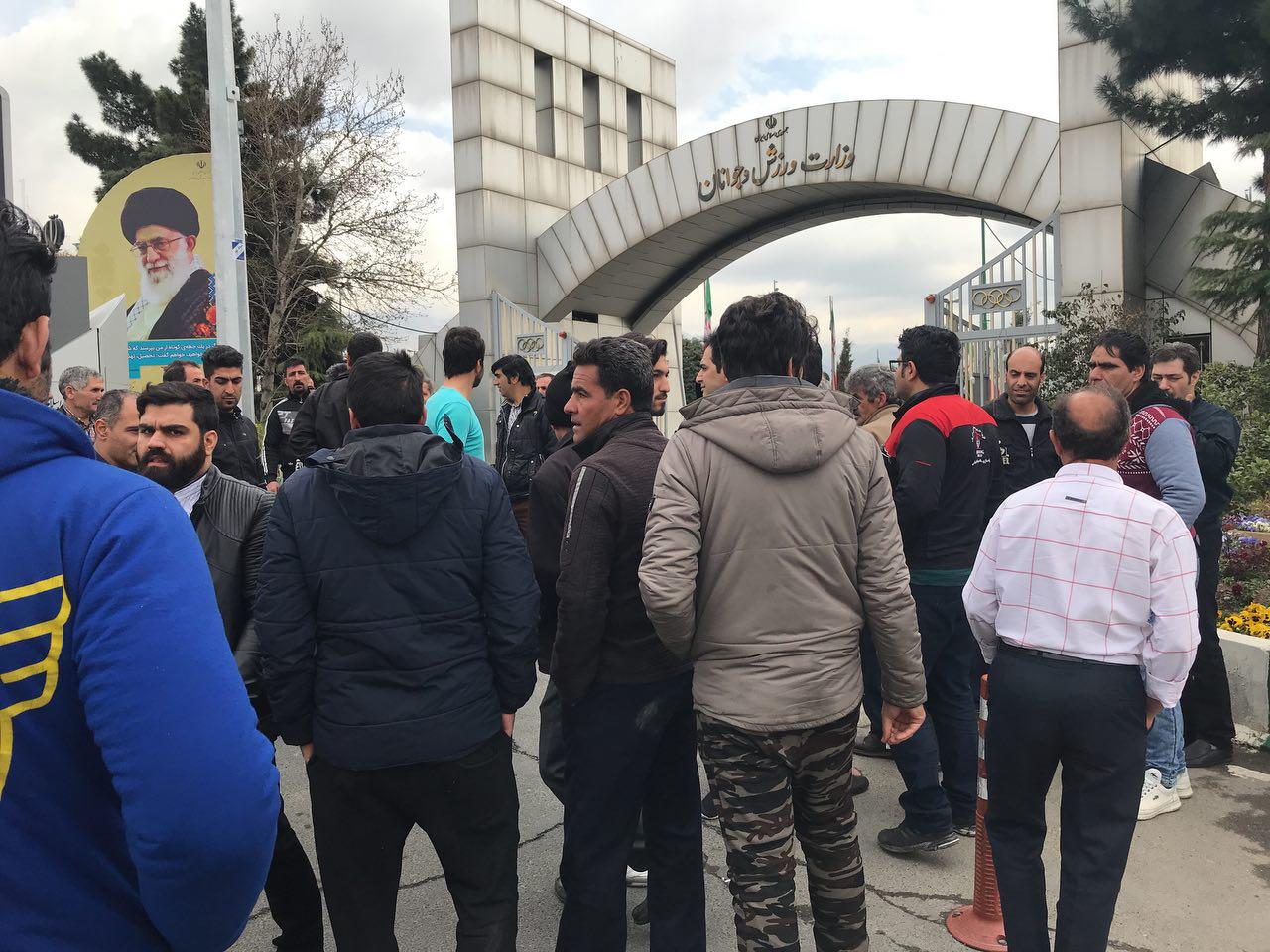 اعتراض پرسنل ورزشگاه آزادی مقابل وزارت ورزش و جوانان + تصاویر