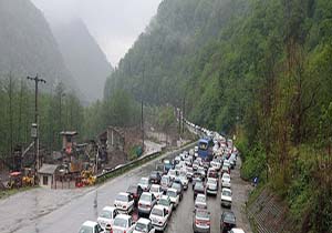 مسافران نوروزی نیامده گرفتار ترافیک سنگین جاده هراز