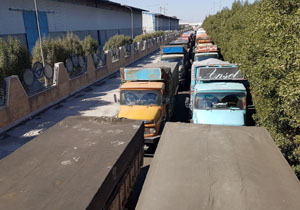 ماجرای ادامه‌دار سرگردانی راننده کامیون‌ها در اسکله بندر امام خمینی (ره) + فیلم