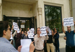 تجمع اعتراضی سپرده‌گذاران مؤسسه کاسپین در مشهد + فیلم