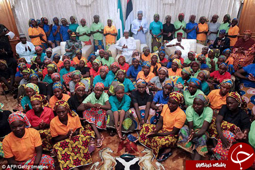 تصاویر روز: از پیروزی انتخاباتی امانوئل مکرون تا آزادی دختران نیجریه‌ای از بند بوکو حرام