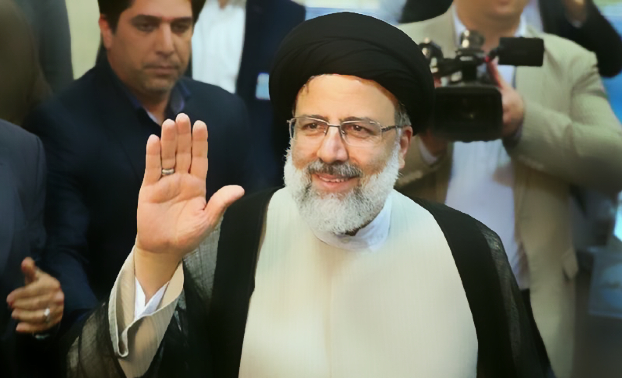 ادای احترام حجت‌الاسلام رئیسی به مقام شامخ شهدای 8 سال دفاع مقدس