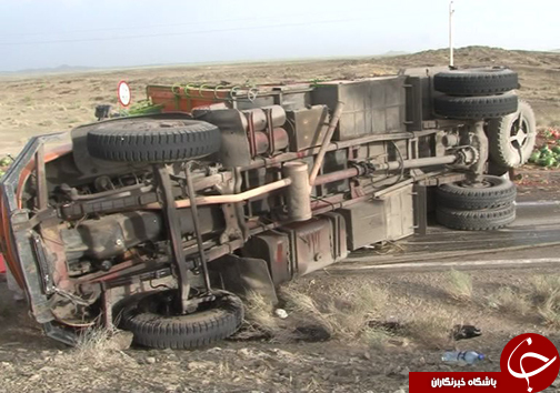 واژگونی کامیون حامل هندوانه در محور خاش - ایرانشهر+ تصاویر