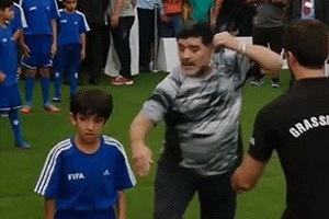 درگیری جالب مارادونا با کودک فوتبالیست + فیلم