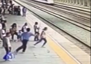 نجات زنی که قصد داشت خودش را زیر قطار بیاندازد + فیلم