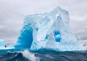 امارات انتقال کوه یخ از قطب جنوب به سواحل این کشور را تکذیب کرد