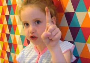 انتقاد تند دختربچه 5 ساله انگلیسی از ترزا می!+ فیلم